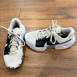 Nike women’s White and Black pickleball shoes Size 7